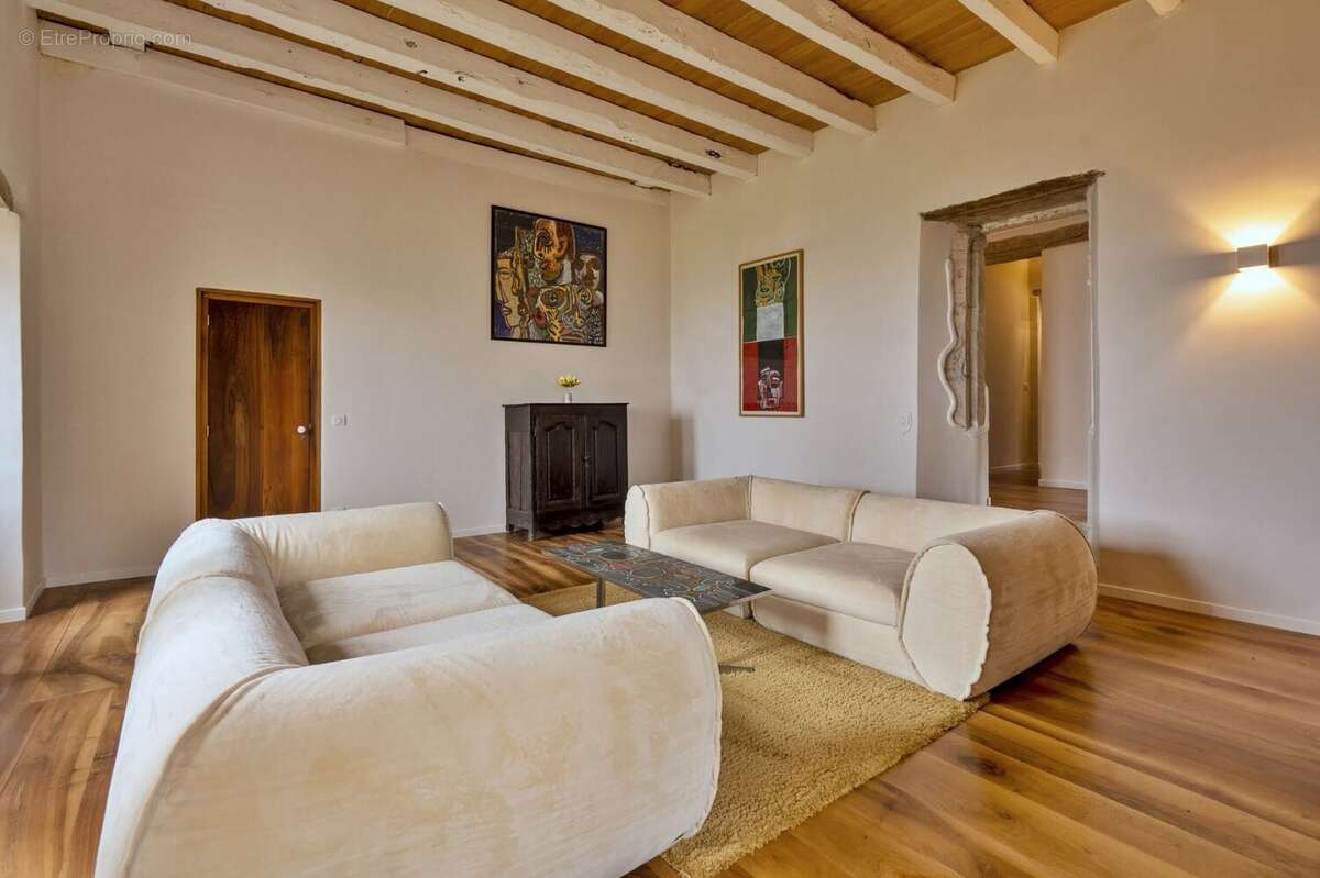 Château entierement renove - photo 17