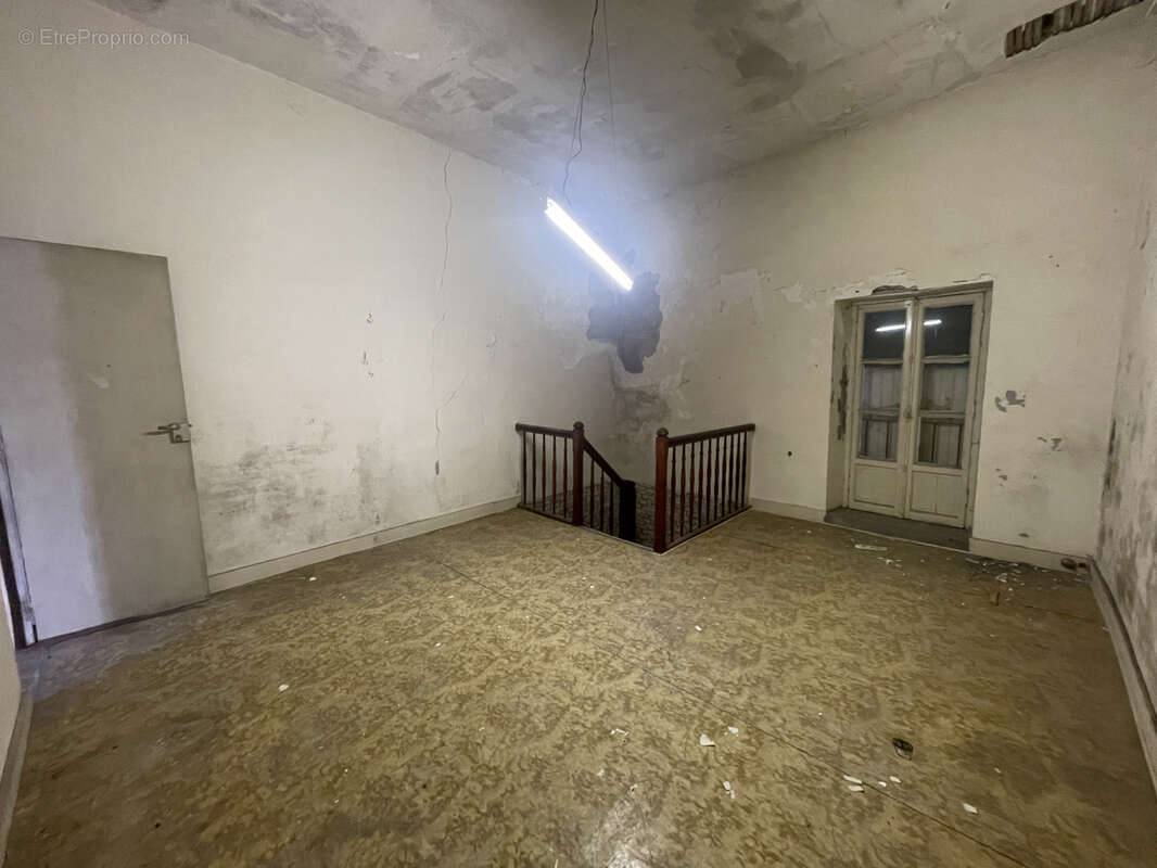 Vaste maison en pierre 300 m2 environ à rénover centre bourg - photo 11