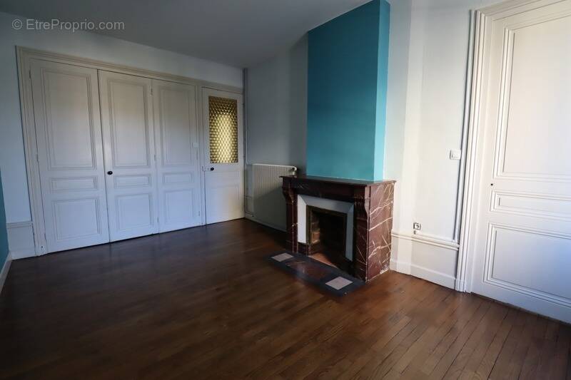 Appartement à LE CHAMBON-FEUGEROLLES