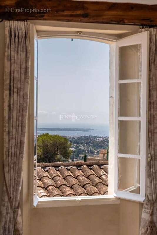 À vendre – Coeur de MOUGINS VILLAGE - Ensemble unique de deux maisons avec vue mer - photo 2