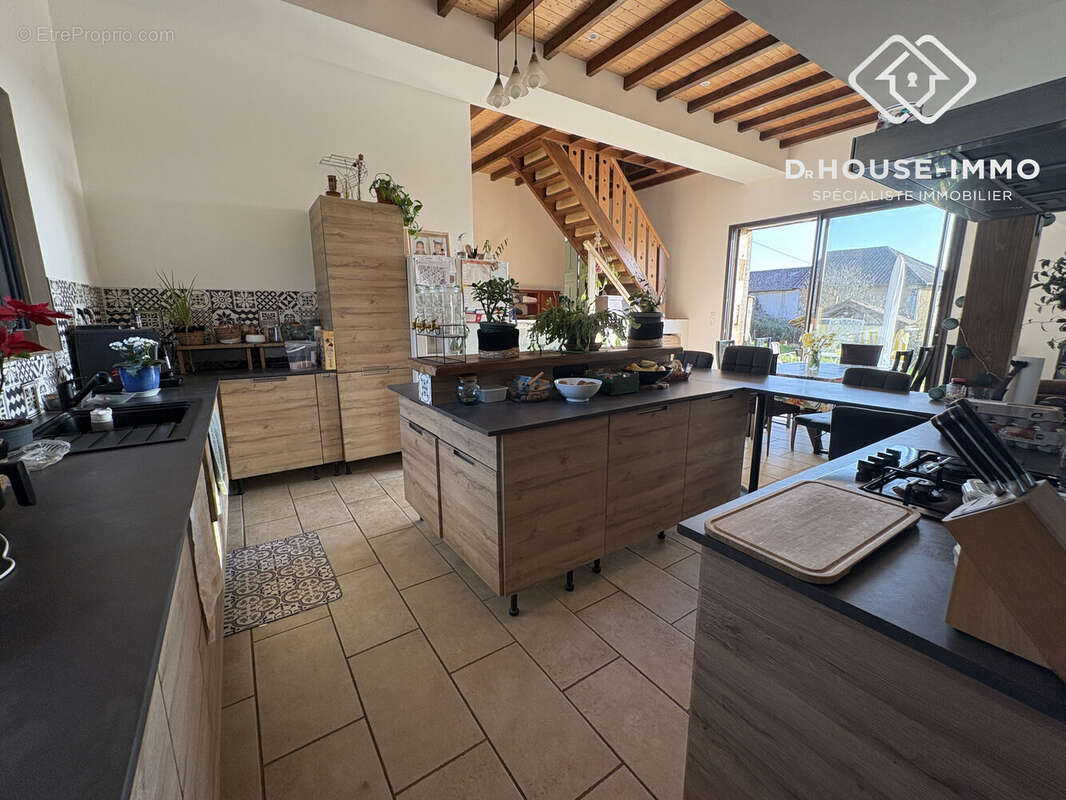 Maison 189 m² à Villars  - photo 2