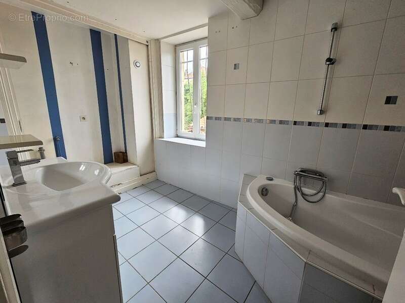 Maison 176 m² habitables - jardin - cour - grange  CHAURIAT (63) - photo 18