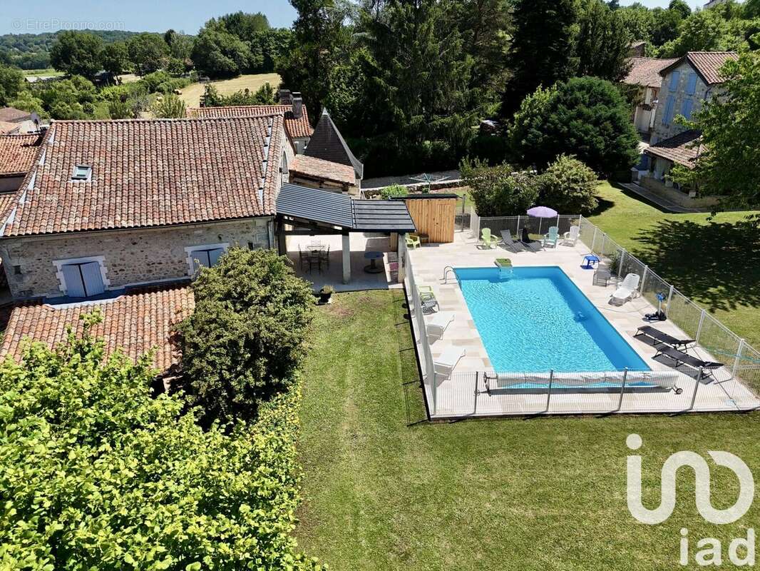 Maison 360 m² à Charras  - photo 6