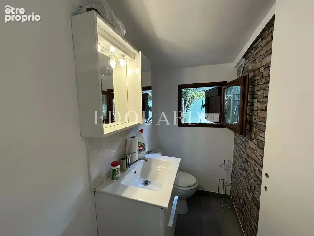 Sur la commune de Castellar, charmante maisonnette avec 6 parkings, exclusivité - photo 6