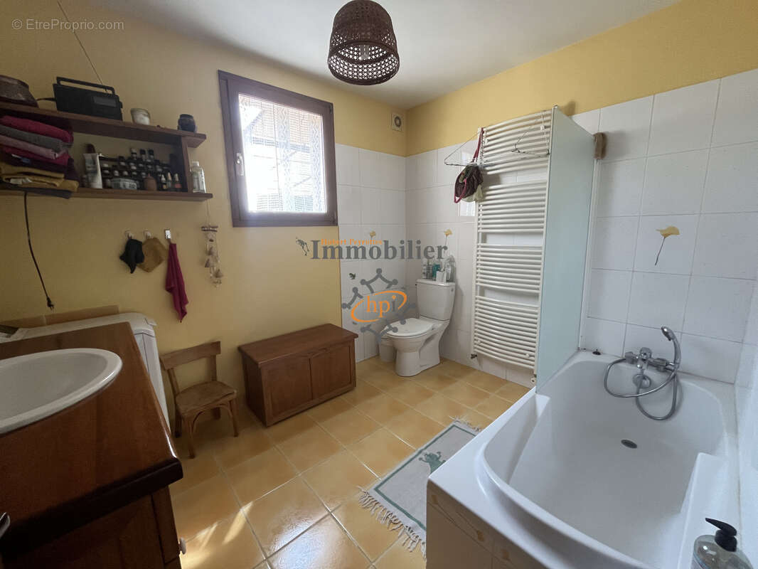 Maison individuelle avec garage, dépendances et terrain attenant. - photo 13
