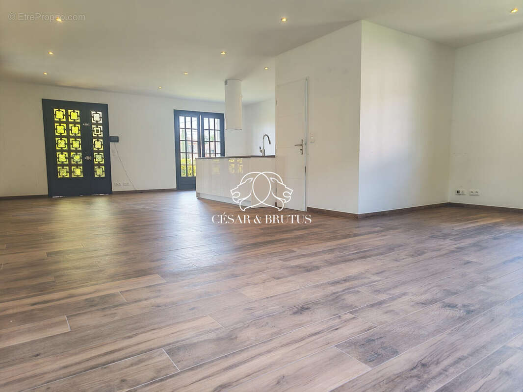 Maison 160 m² à Saint-Genis-Laval  - photo 8