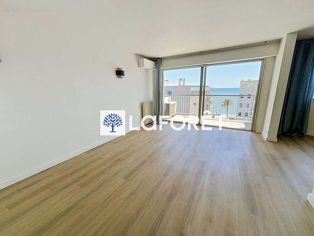 Appartement dernier étage, rénové, Cros De Cagnes avec vue mer - photo 2