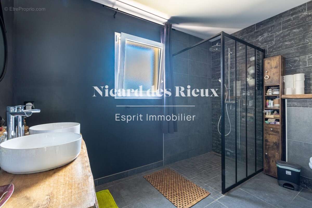 Salle d'eau - Maison à COMPREIGNAC