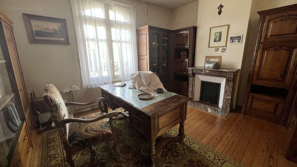 A vendre maison de ville en briques en plein centre ville de EU, 9 pièces, salon avec cheminée, salle à manger, 6 chambres, 2 sa - photo 8