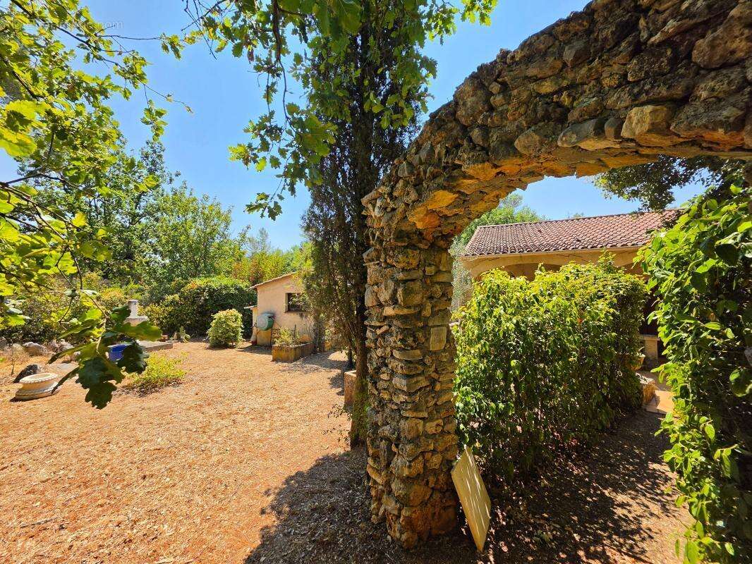 Maison provençale avec jardin et garages à vendre à brignoles - photo 7