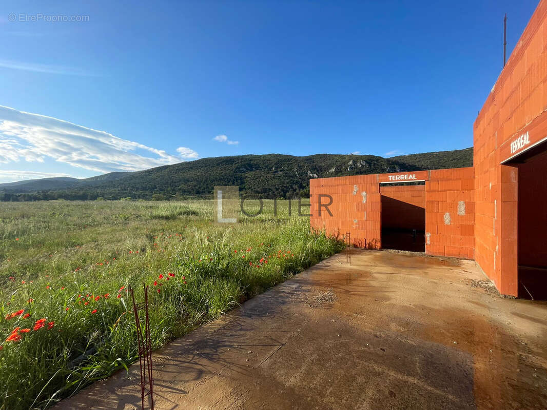 Terrain constructible de 3000m2 à Floure - photo 5