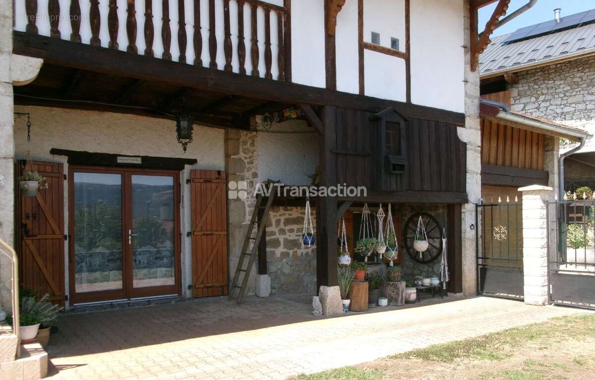 Maison 240 m² à Sutrieu  - photo 10