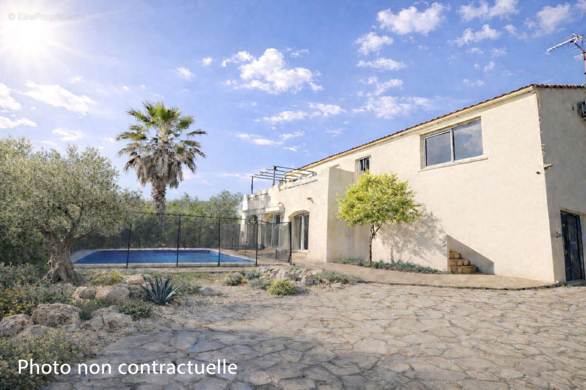 Maison à SAINT-CLEMENT-DE-RIVIERE