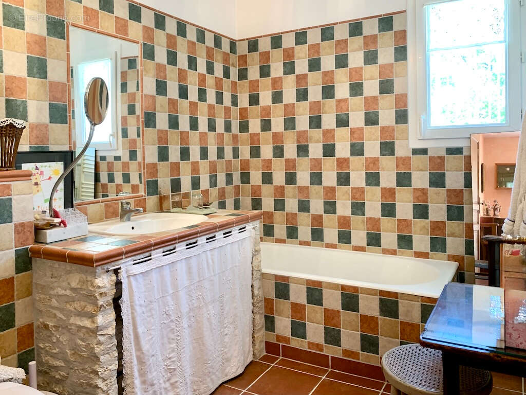 Maison plain-pied avec piscine, dépendance et double garage à proximité directe de Cahors - photo 10