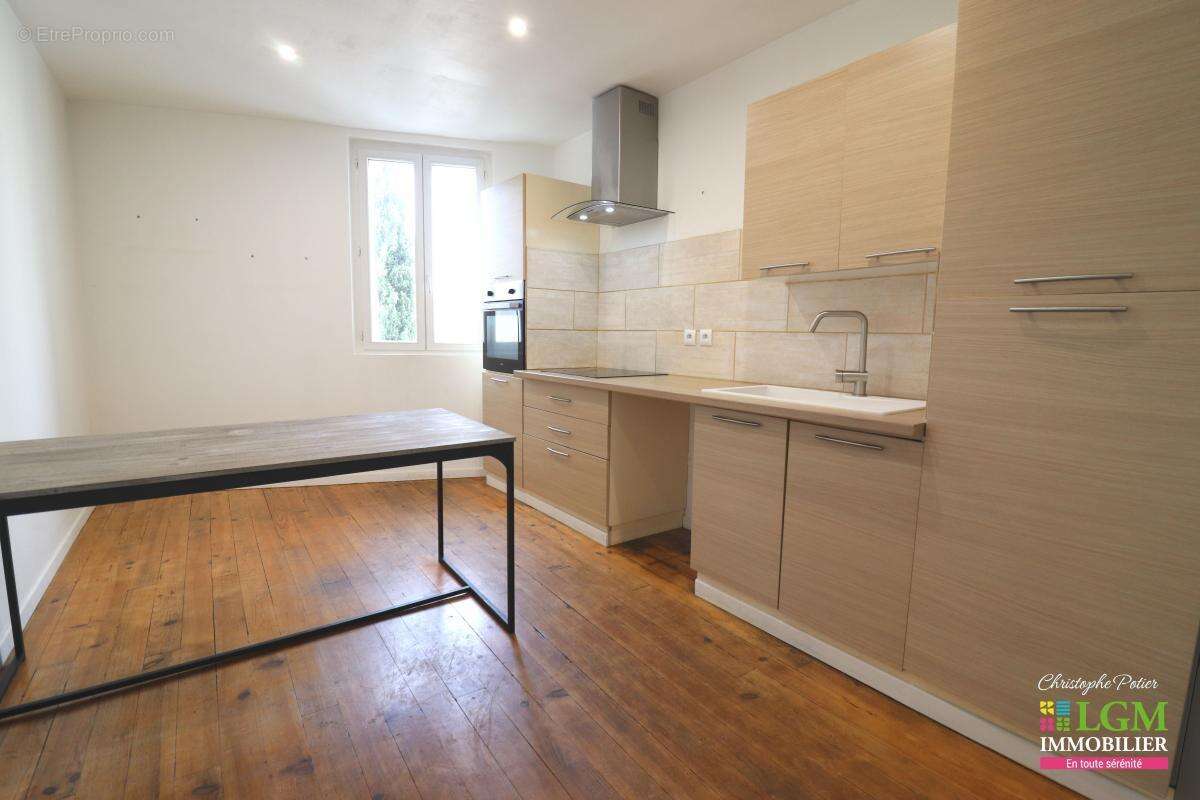 VISAN (84) - De beaux volumes pour cette maison de village de 150 m² avec 3 chambres et vue sur la vallée - photo 4