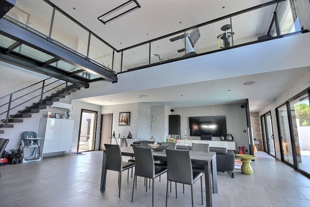 Maison à SAINT-BONNET-LES-OULES