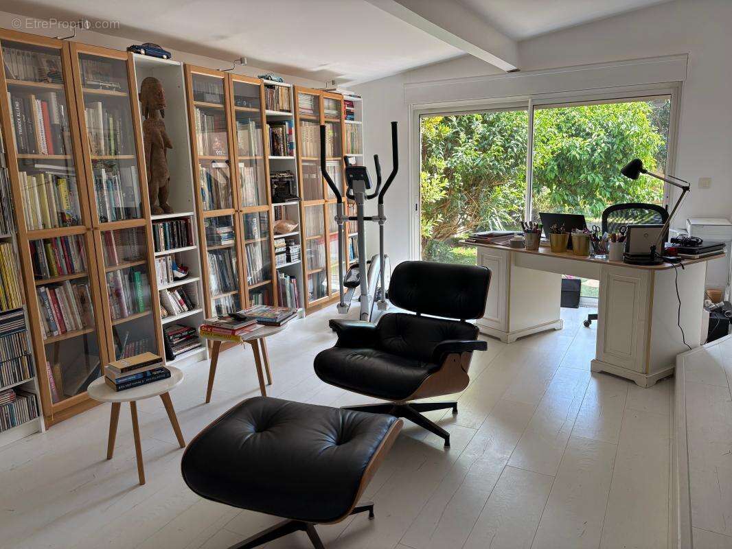 Maison À Vendre de plain pied 146 m² sur terrain de 620 m² avec piscine 3 chambres - photo 6