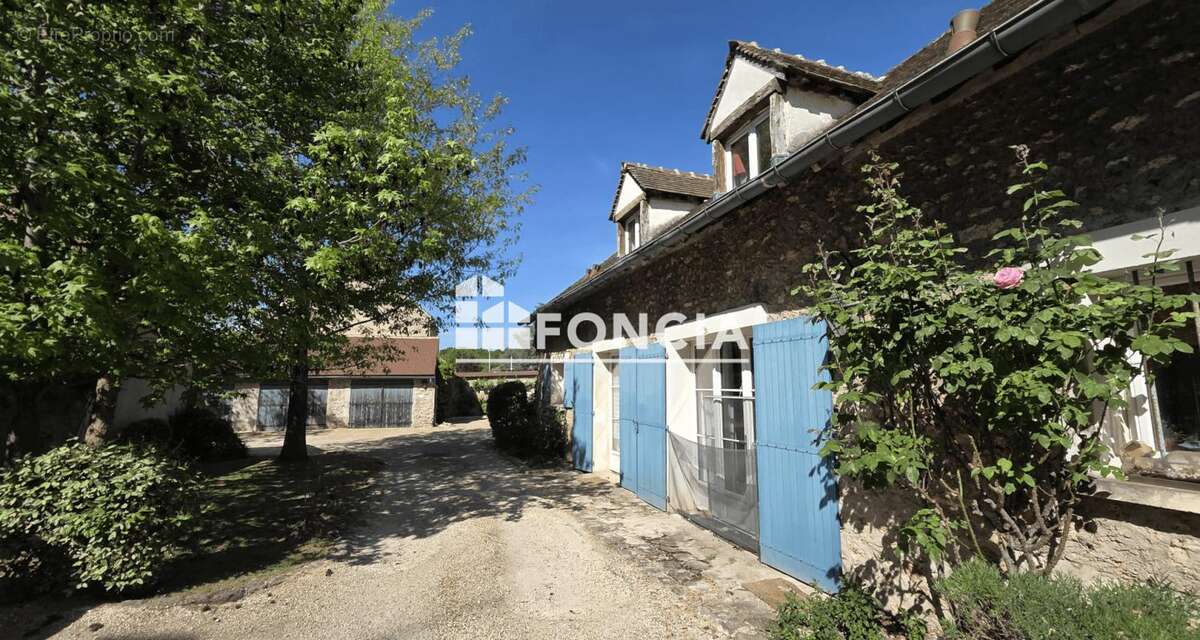 Propriété de rapport en plein centre de jouars-pontchartrain - photo 5