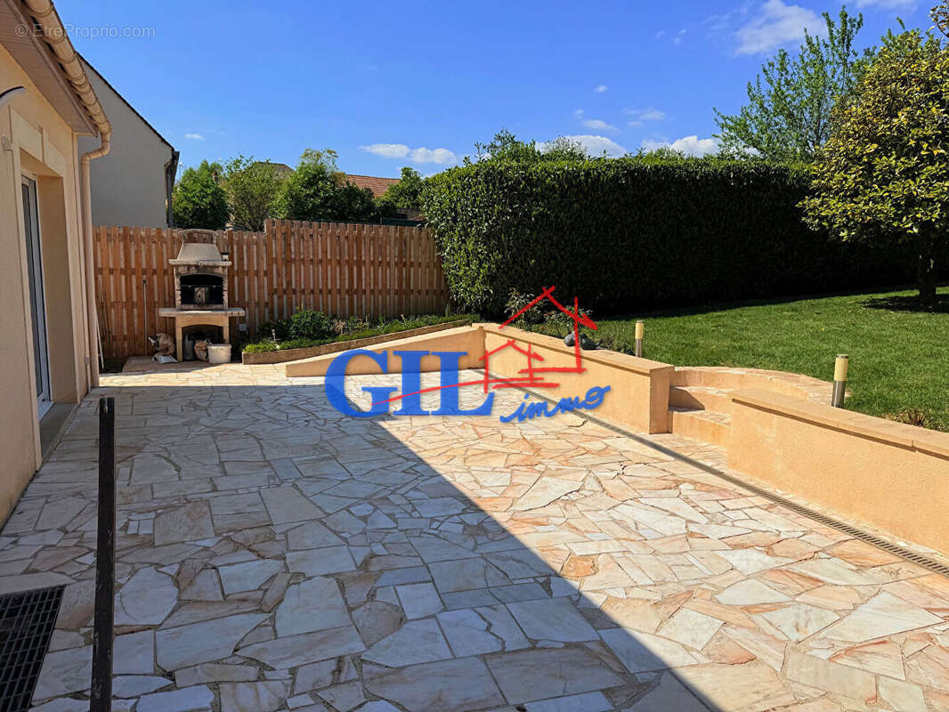 Maison à SAVIGNY-LE-TEMPLE