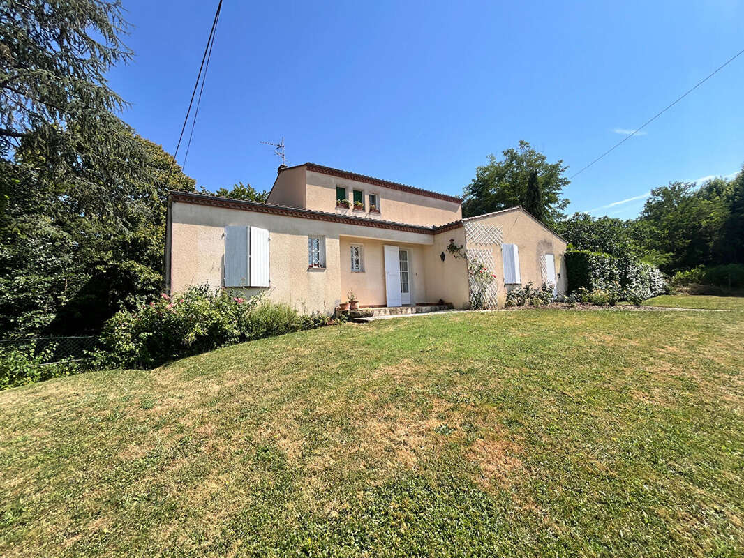 Exclusivité - Maison familiale avec piscine à pied des commerces - photo 3