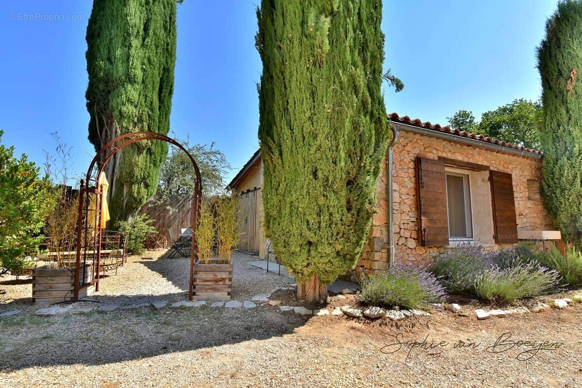 Maison à vendre 10 pièces EGUILLES (13), maison avec dépendances de 215 m², sur 3 230 m² avec piscine - photo 14