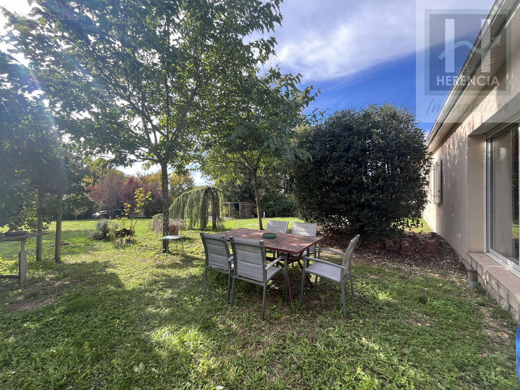 VILLEJOUBERT - Maison de plain-pied 115m2 - 4 chambres - Garage - photo 7