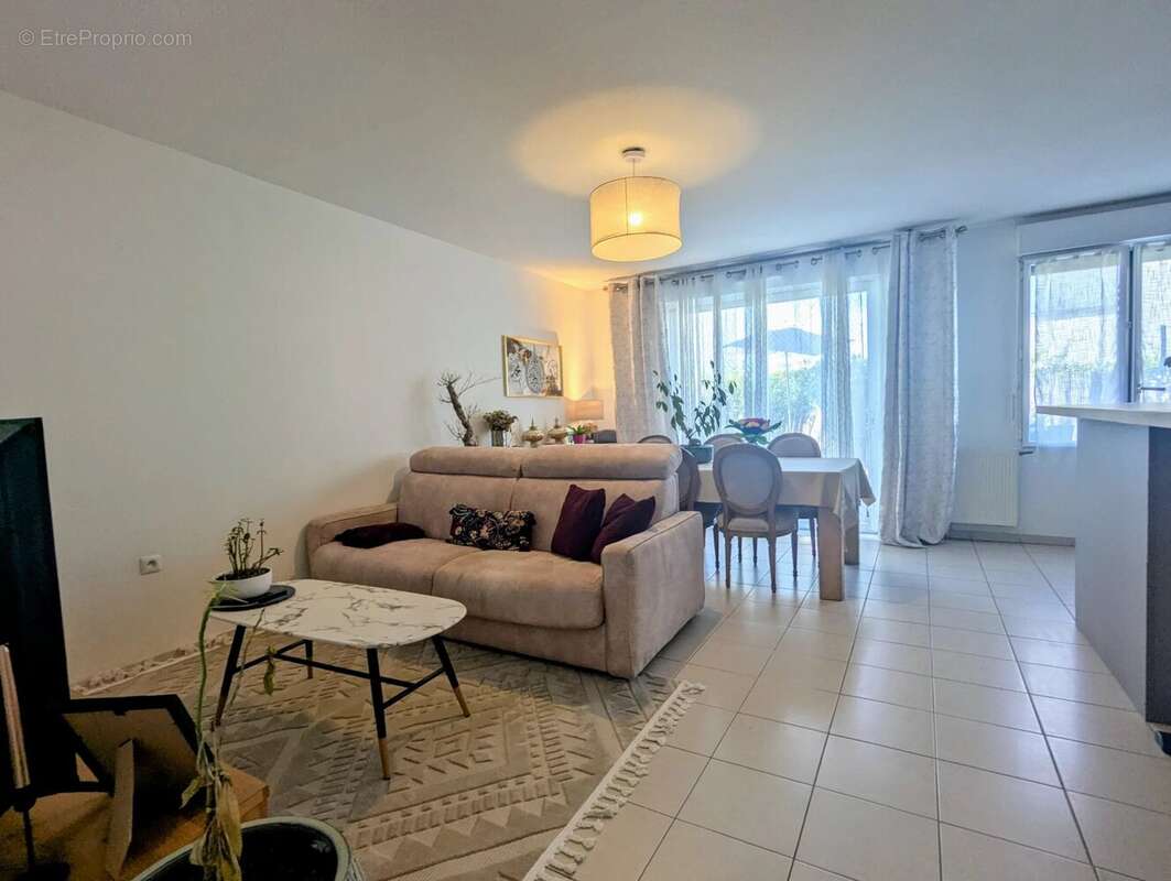 Appartement à BEAUZELLE