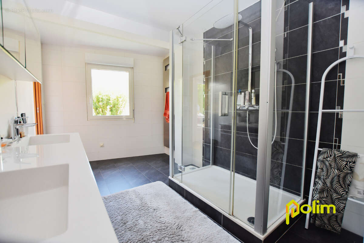 Villa d’exception de 213 m2 avec piscine chauffée et vaste terrain proche accès A31. - photo 8