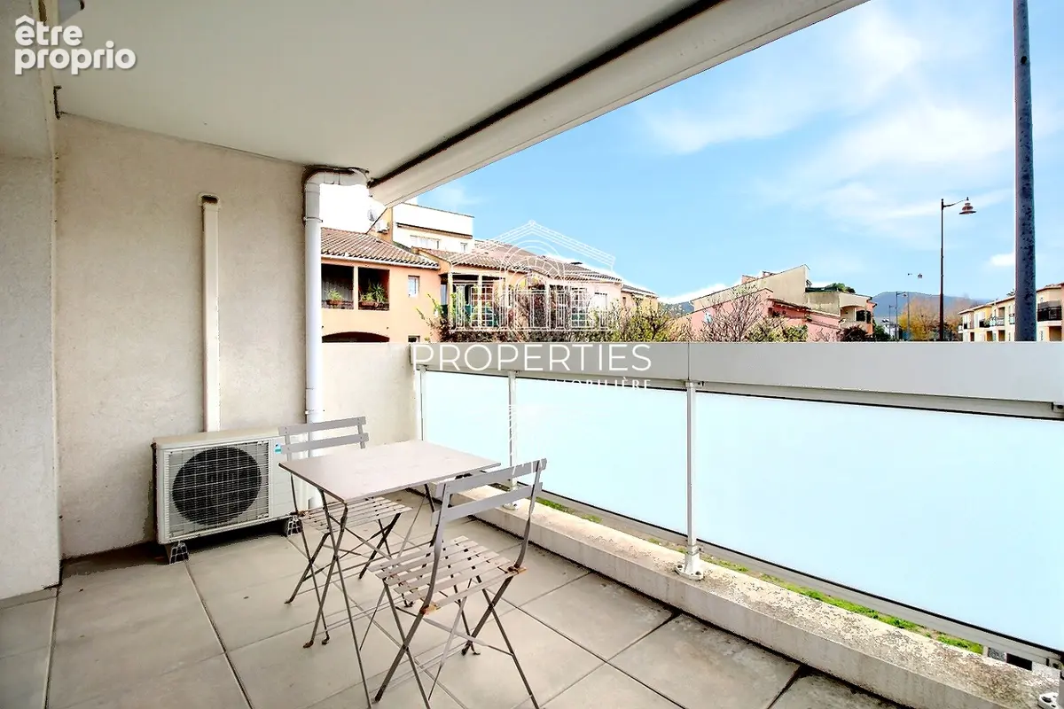 Cogolin - centre ville -t3  recent-- 53m²  ascenseur - terrasse - garage - photo 7