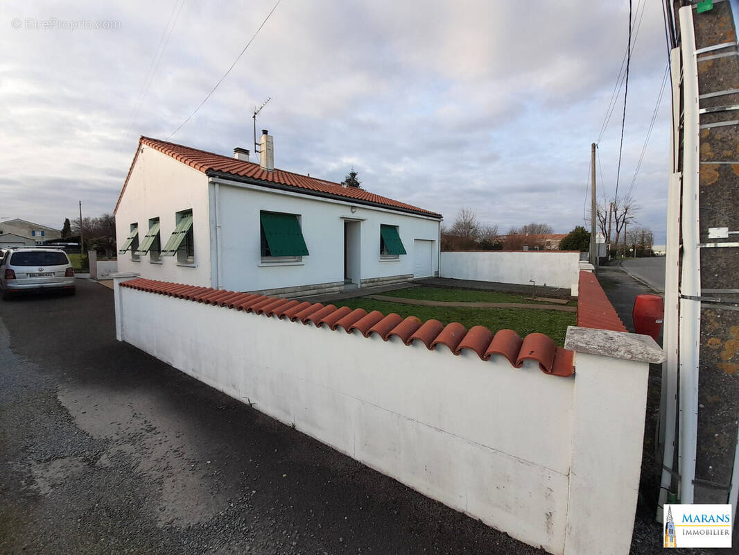 Couverture récente - Maison à LA RONDE