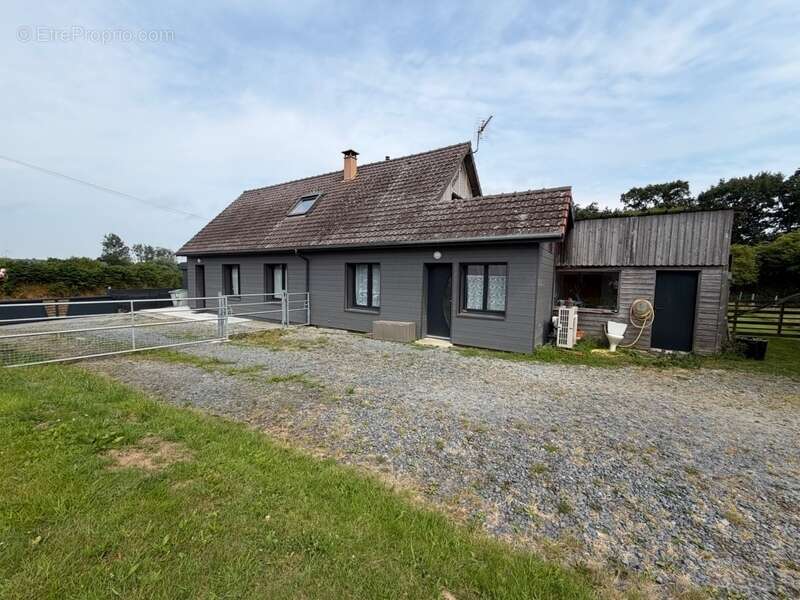 À quelques minutes de Périers – Propriété avec habitation familiale, hangar professionnel et bureaux sur 4 104 m² (50) - photo 2
