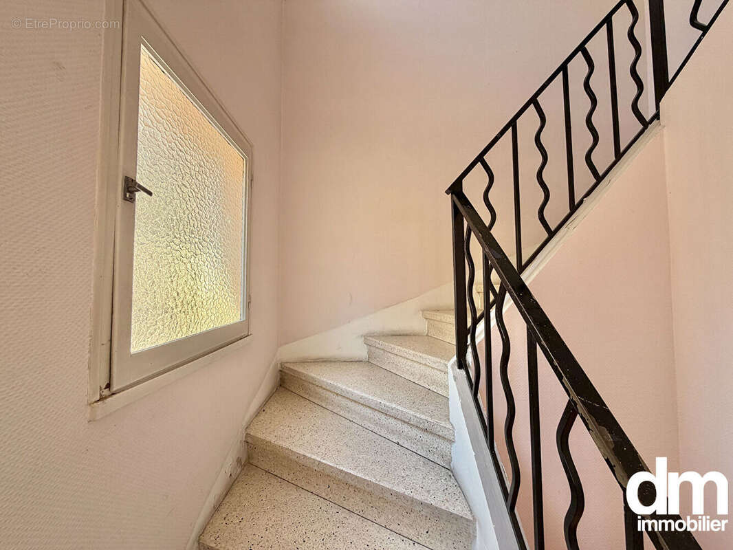 Immeuble Martigues - Maison de ville de 115 m²  avec local commercial de 35 m². - photo 8