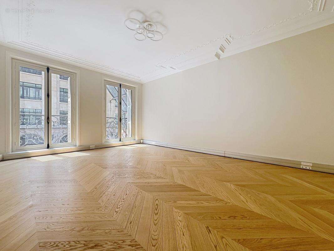 Commerce à PARIS-8E