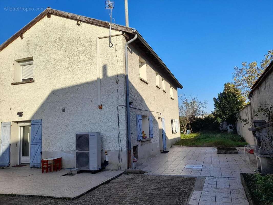   - Maison à VAULX-EN-VELIN