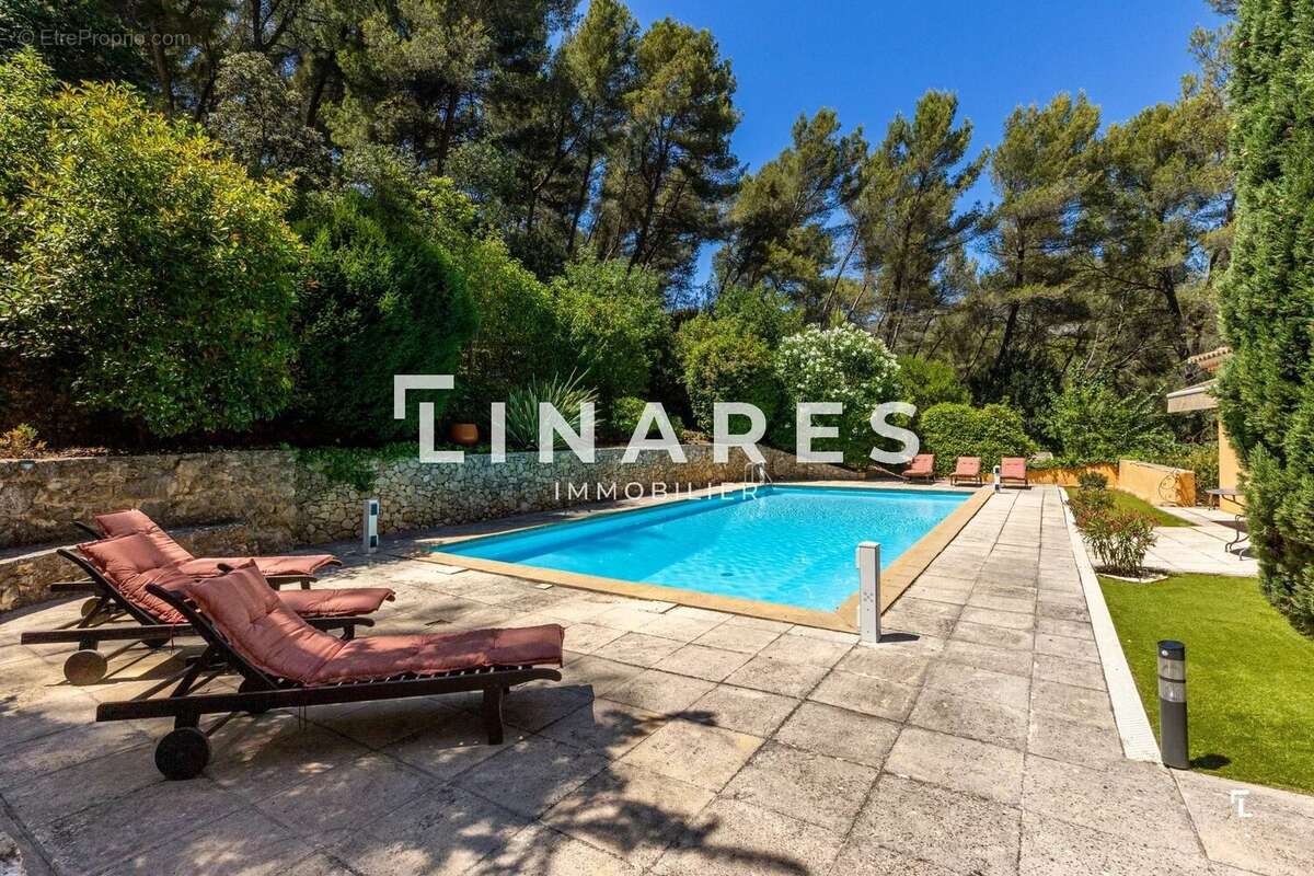 LE DOMAINE PROVENÇAL - Villa T6 de 287m² dont deux dépendances de 26m² - Piscine - Terrain de 6900m²  - 13011 EOURES - photo 4