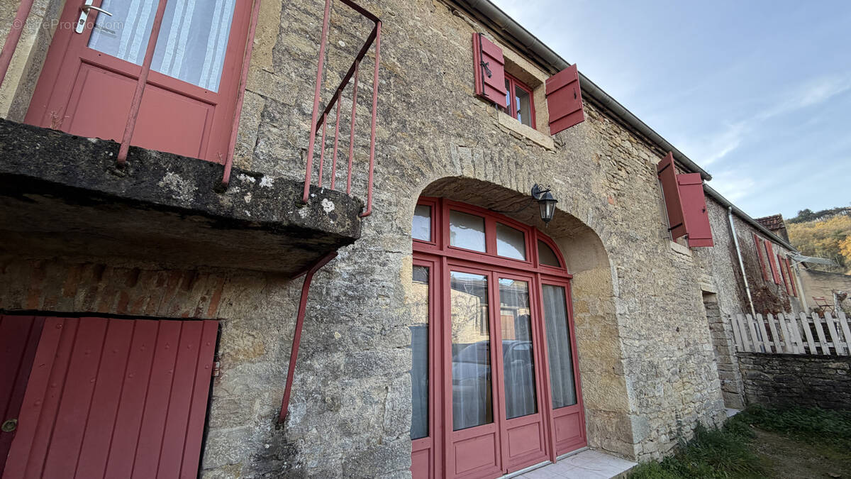 Maison 125m2 - trois chambre + mezzanine - jardin et dépendance - photo 2