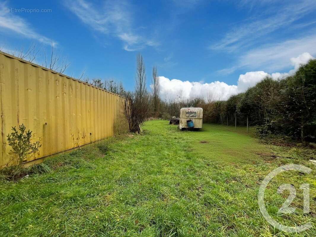 Terrain à FOISSY-SUR-VANNE