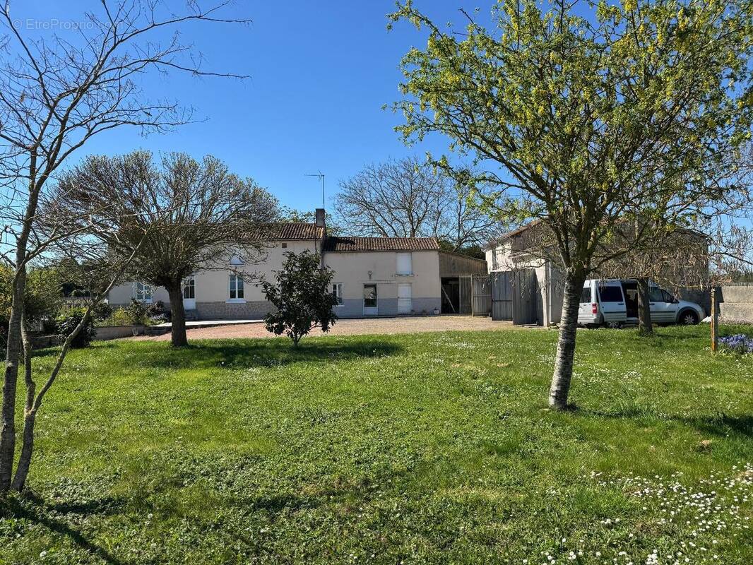   - Maison à ARGENTON-L'EGLISE