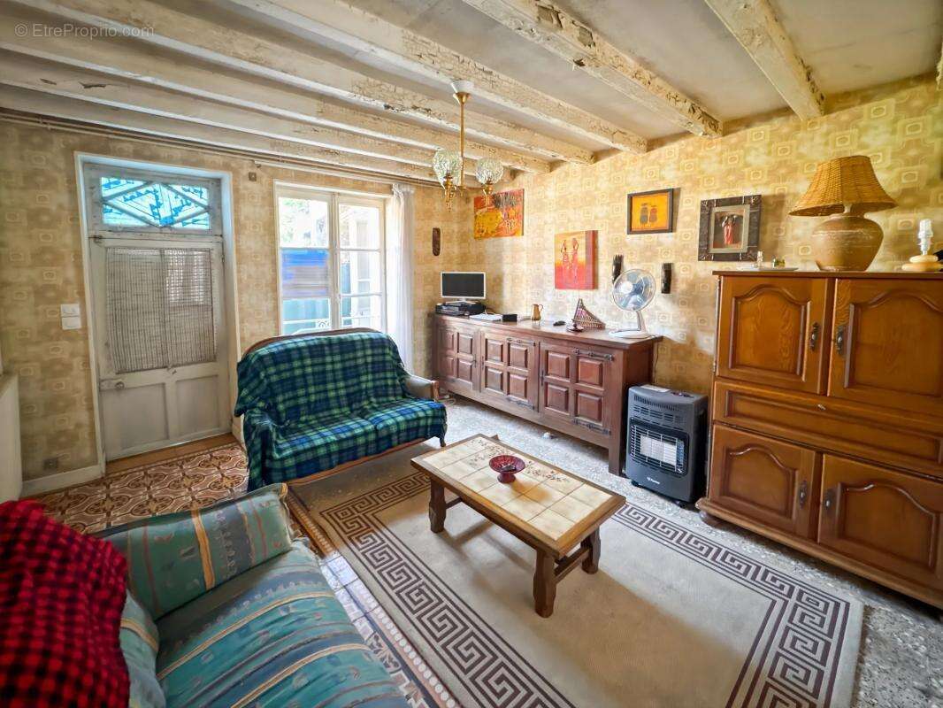 Maison à AZAY-LE-FERRON