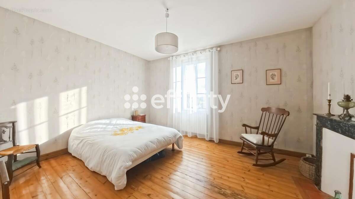 Maison à SAINT-PASTOUR