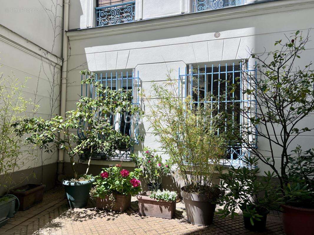 PARIS 18ᵉ – RUE CAVALLOTTI 2 pièces de 37,07 m² – Calme absolu – Charme de l'ancien – Belle hauteur sous plafond - photo 8