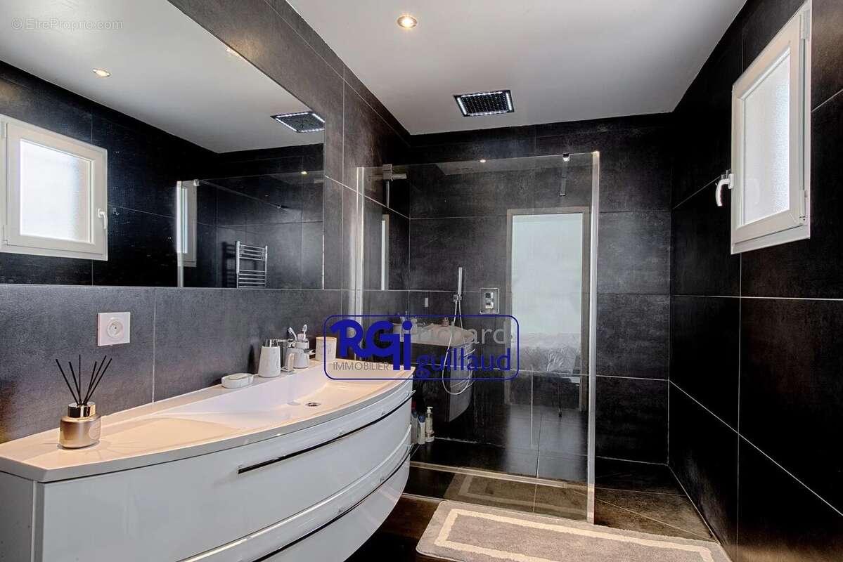 Maison à LA TOUR-DU-PIN