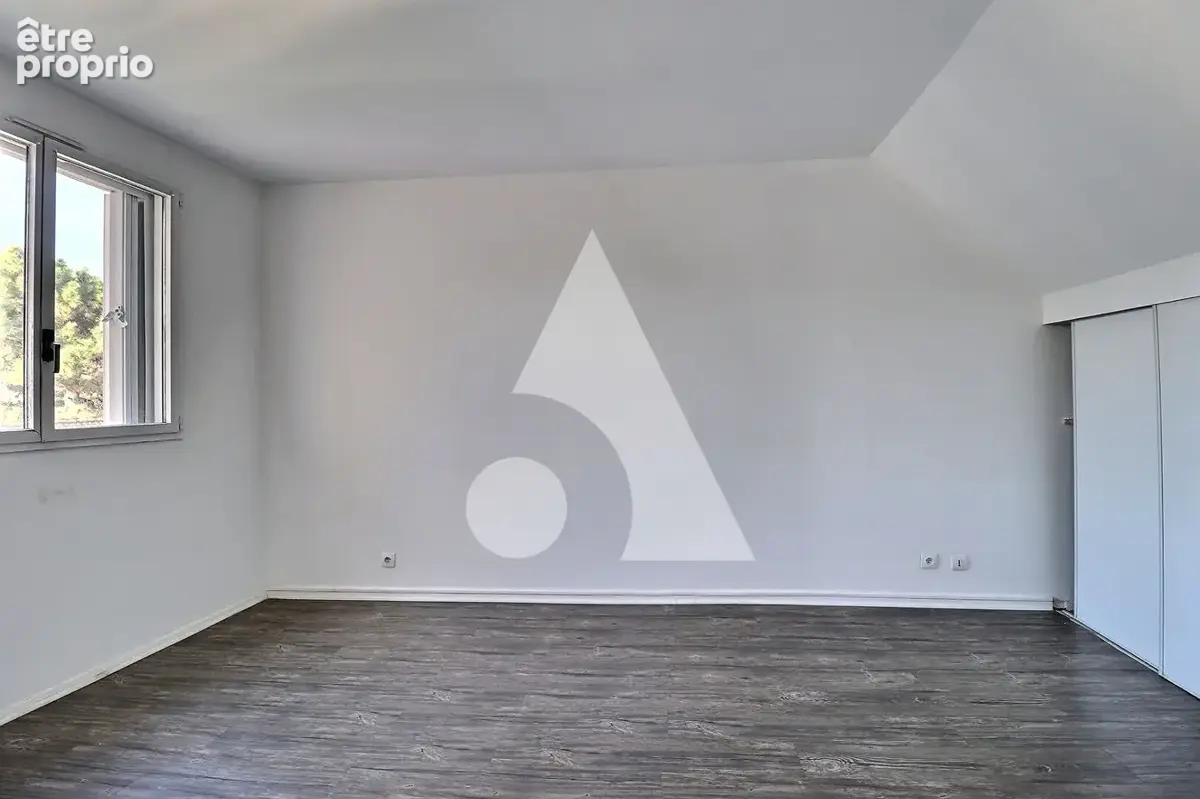 Duplex dernier étage avec extérieur - CENTRE VILLE - photo 8