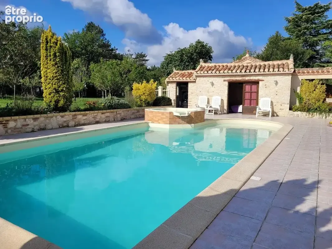 Superbe propriété en pierre avec dépendances, garage, piscine, spa et terrain de 6700 m². - photo 2