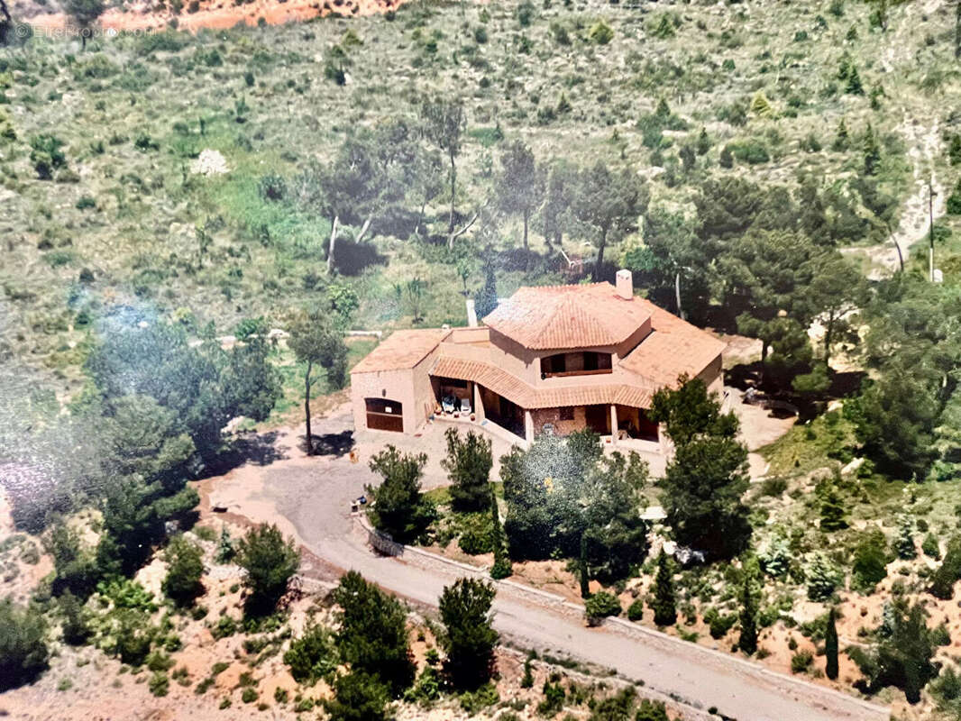 Maison à CHATEAUNEUF-LE-ROUGE