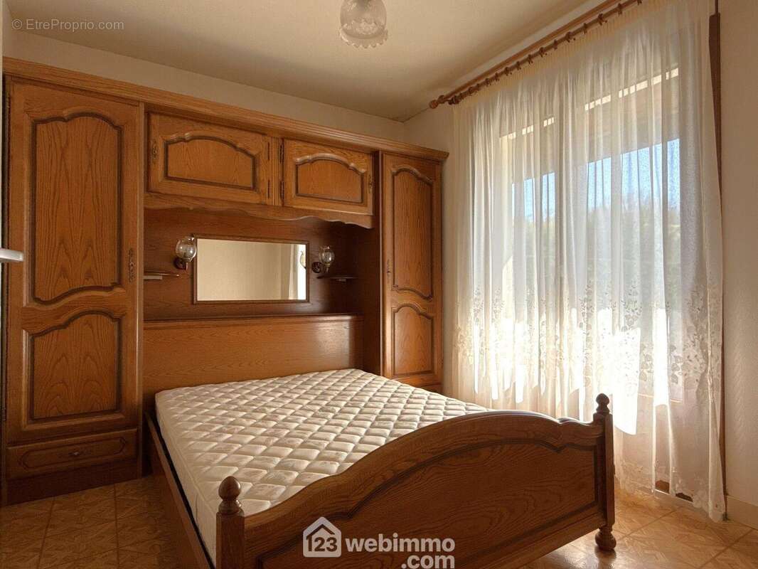 Et une chambre (9,60 m2).