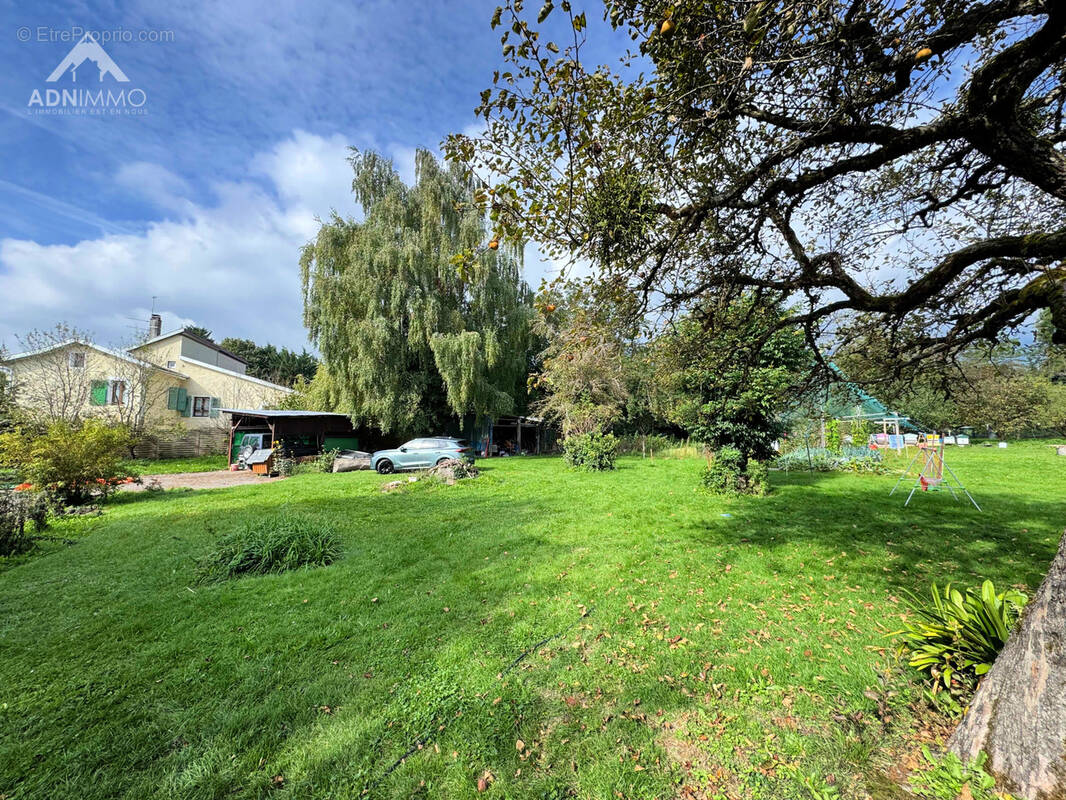 Terrain à SAINT-GENIS-POUILLY
