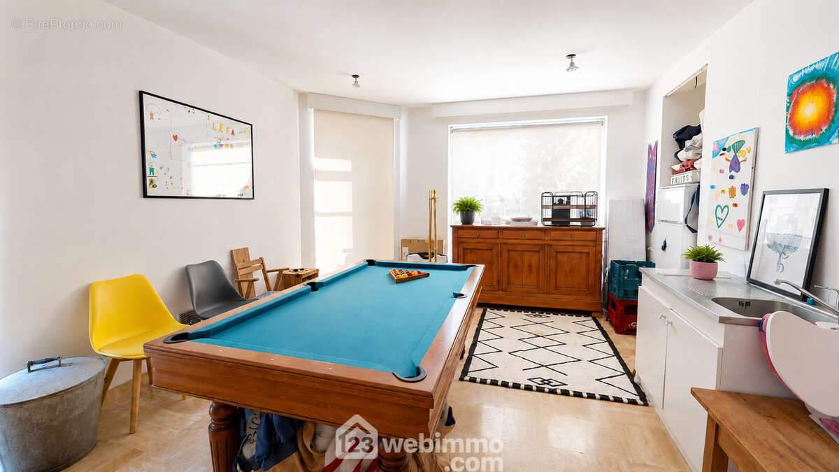 Local indépendant avec accès rue ? profession libérale, cabinet ou boutique actuellement aménagé en salon de billard