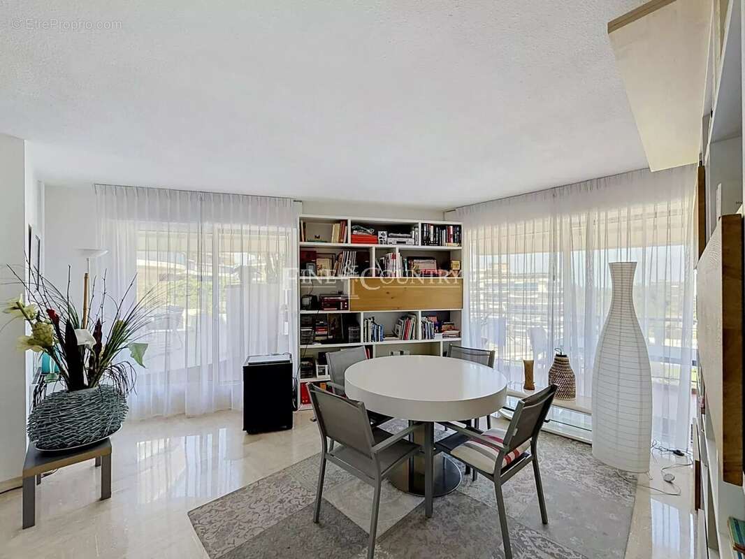 Appartement à MANDELIEU-LA-NAPOULE