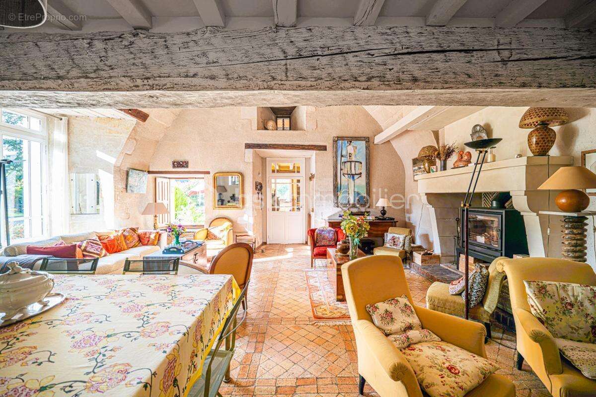 Ancien prieuré du XI siècle –maison familiale et fort potentiel d’activité - photo 3